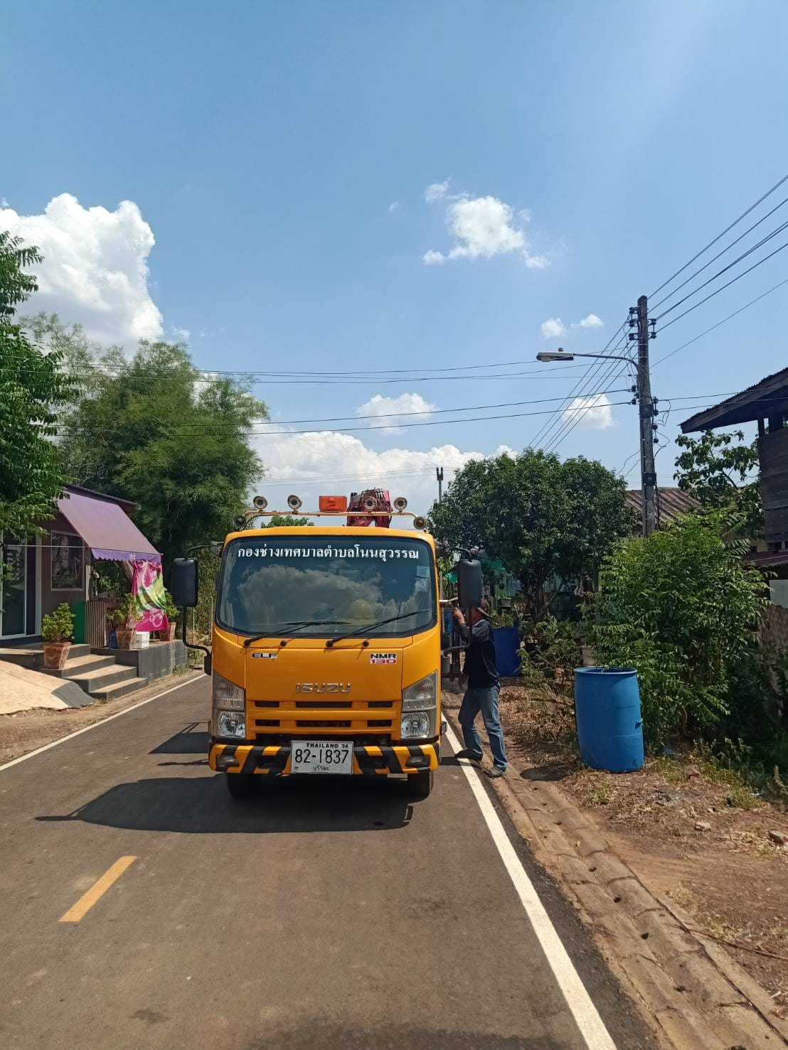 ซ่อมหลอดไฟส่องแสงสว่างที่ถนนรุ่งเรืองในหมู่ 8 ตำบลโนนสุวรรณ