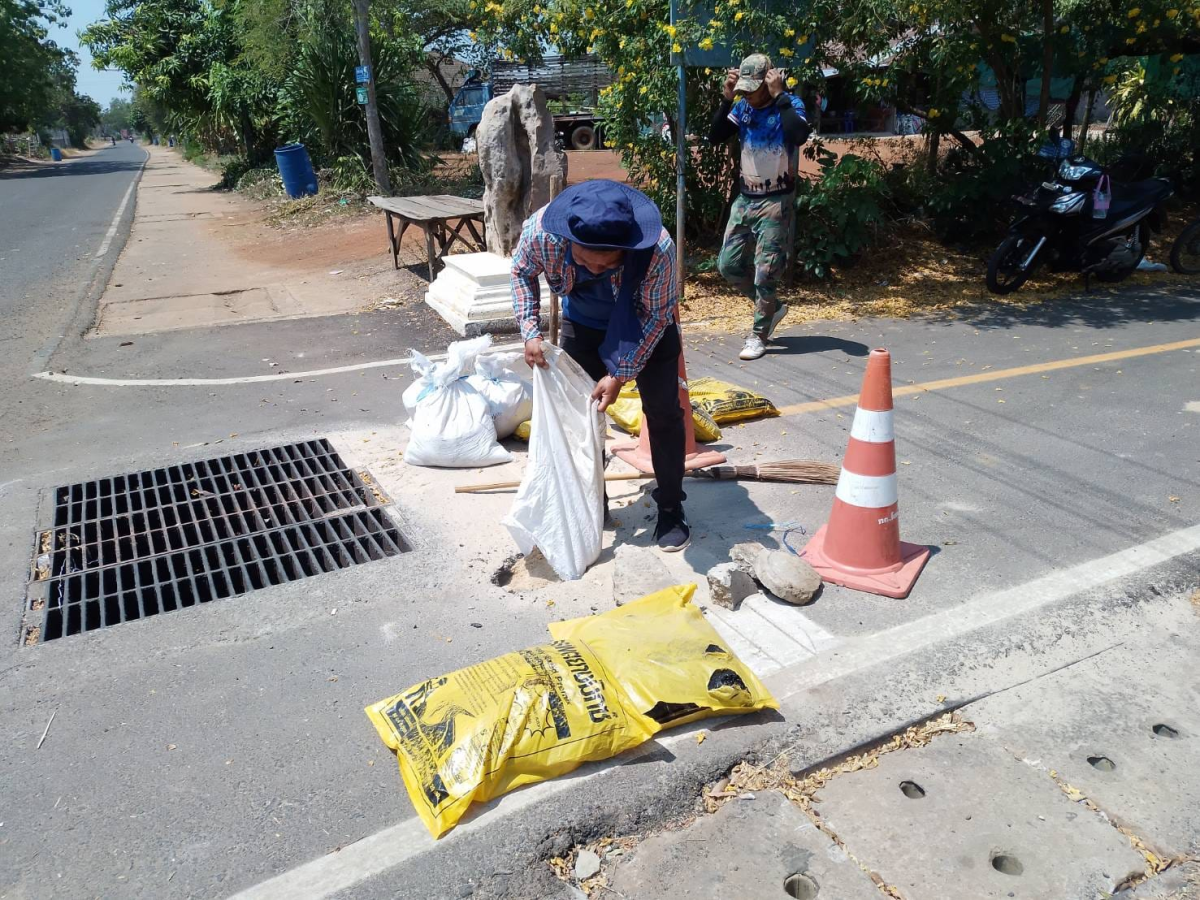 ซ่อมแซมถนนที่เป็นหลุม บริเวณหมู่ที่ 8 ตำบลโนนสุวรรณ อำเภอโนนสุวรรณ