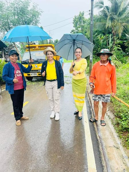 ตัดแต่งกิ่งต้นไม้หลังฝนตก บริเวณถนนวรรณกิจที่อยู่ใกล้สายไฟฟ้าหรือสายสื่อสารภายในเขตเทศบาลตำบลโนนสุวรรณ